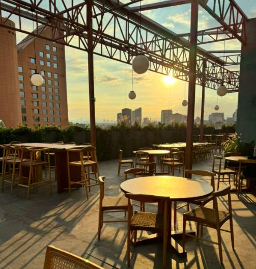 Terraza Moliere al atardecer con vista a la ciudad
