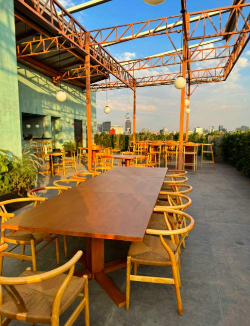 Mesa larga en Terraza Moliere