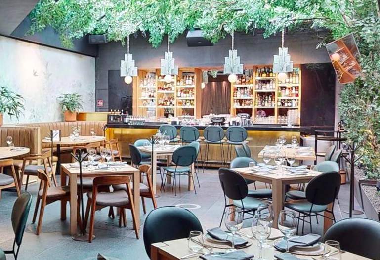 Mesas montadas para cena en Terraza Palmas 1080